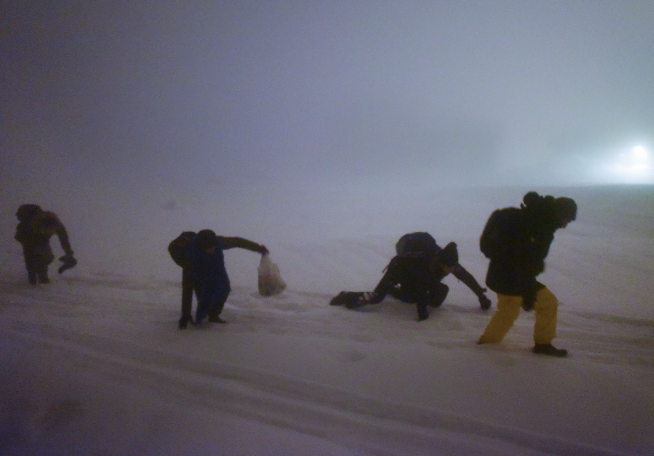 Migrants brave snow to trek into France